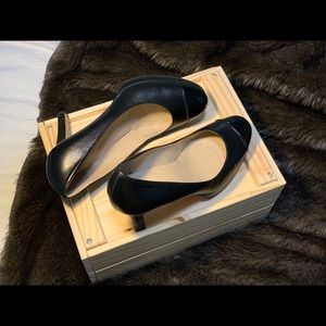 Black leather pumps with patent tip almond toe